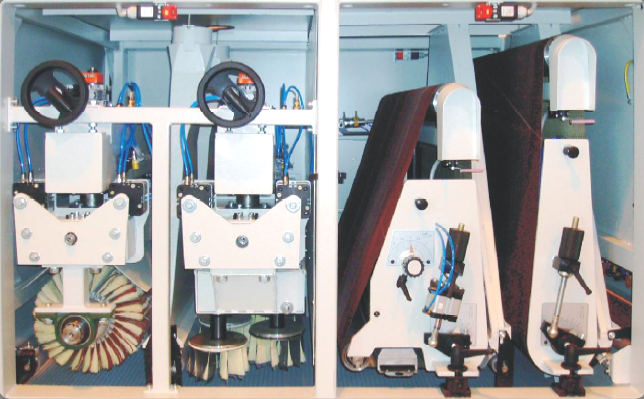 Combinación de un rodillo calibrador o lijador, una unidad de cepillado de discos y dos cepillos de lijado con insertos intercambiables para lijar piezas perfiladas y para el acabado